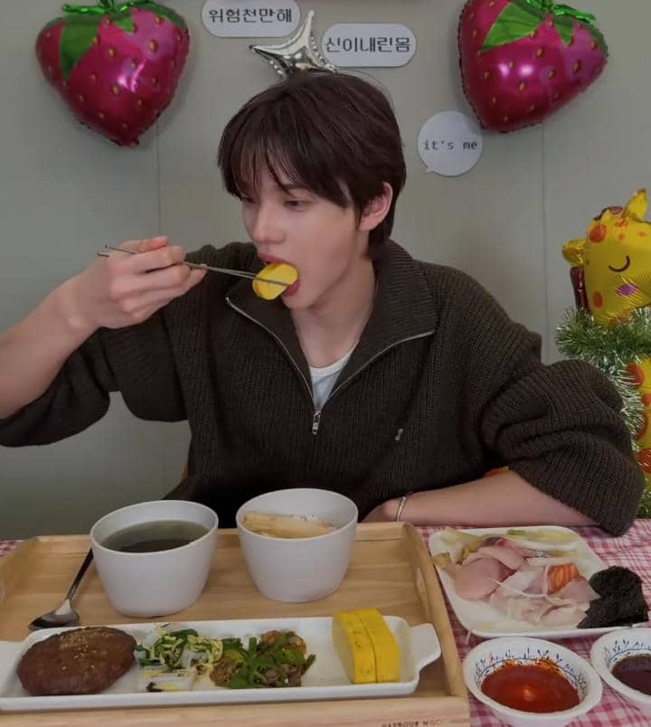 Shinyu terlihat makan dengan lahap dalam konten Weverse Live edisi perayaan hari ulang tahunnya