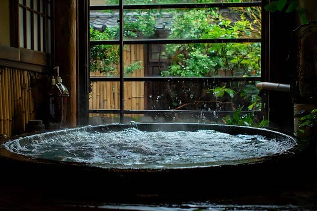 ilustrasi onsen di ryokan