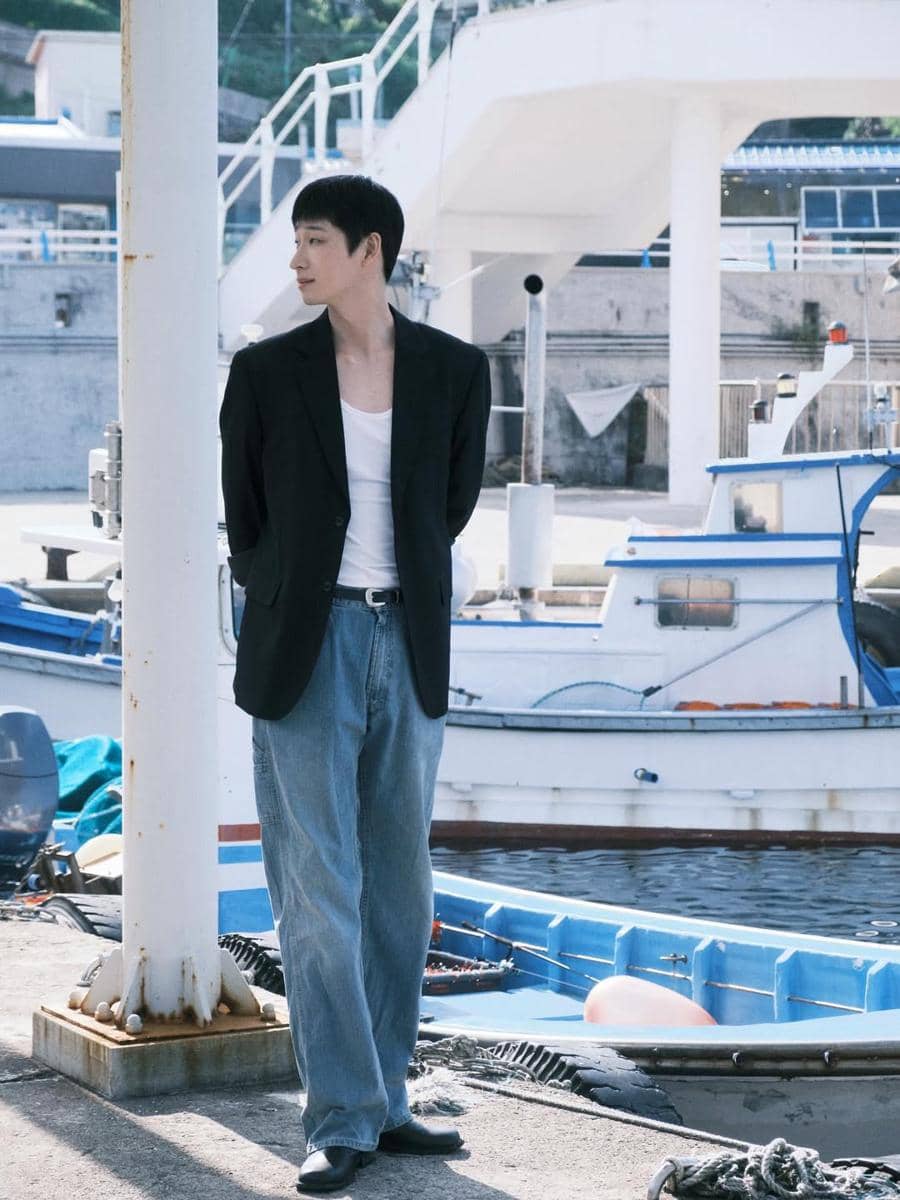 Styling celana denim ala Kang Hee Gu