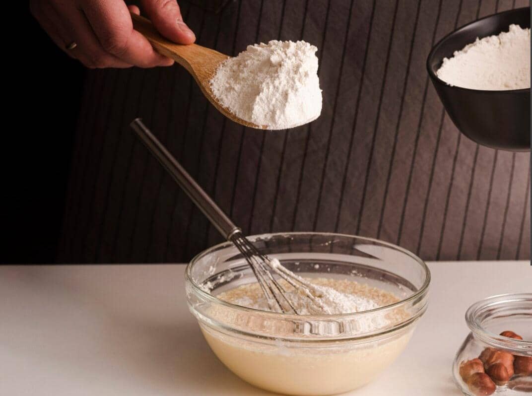 menggunakan campuran tepung