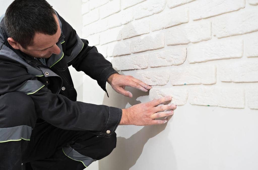 ilustrasi memperbaiki tembok rusak