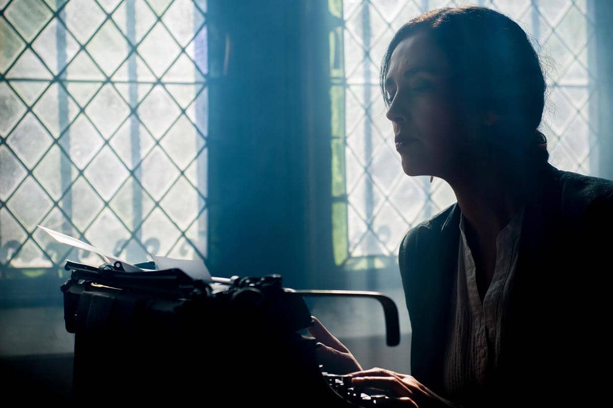 Ilustrasi jurnalis perempuan yang sedang mengetik.