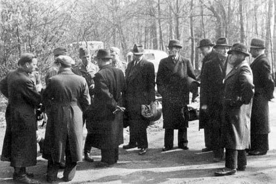 Anggota Gestapo yang diperintahkan oleh otoritas Jerman untuk membuntuti sebuah rombongan.