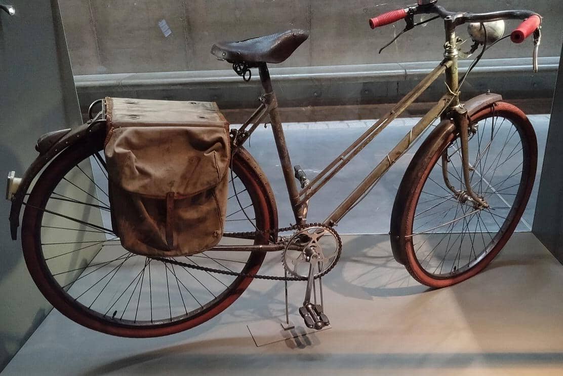 Sebuah sepeda dengan tas samping dari Grenoble yang digunakan selama Perang Dunia II untuk menyelundupkan makanan di zona pendudukan Italia dan di Prancis Vichy, yang dipajang di Museum Perang Dunia Kedua di Gdańsk.