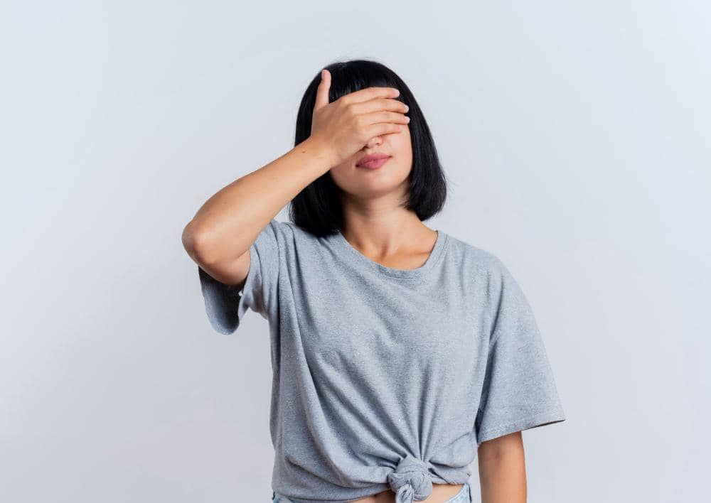 Seorang perempuan merasa malu.