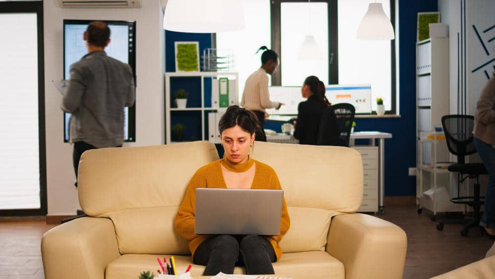 ilustrasi orang introvert kerja di kantor