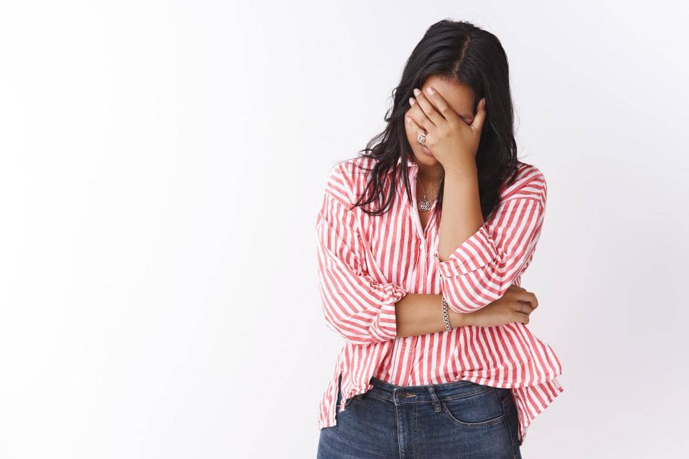 Seorang perempuan merasa malu.