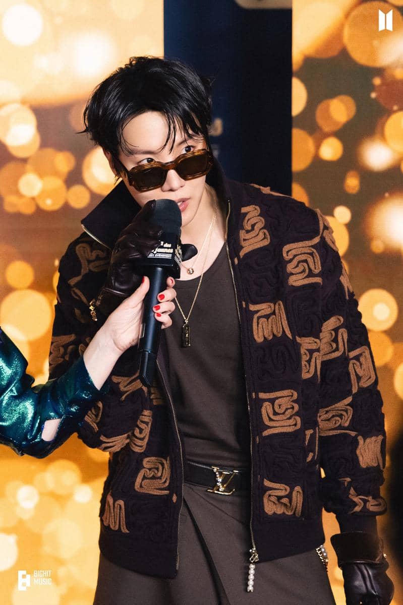 Potret J-Hope di Gala des Pièces Jaunes 2025 