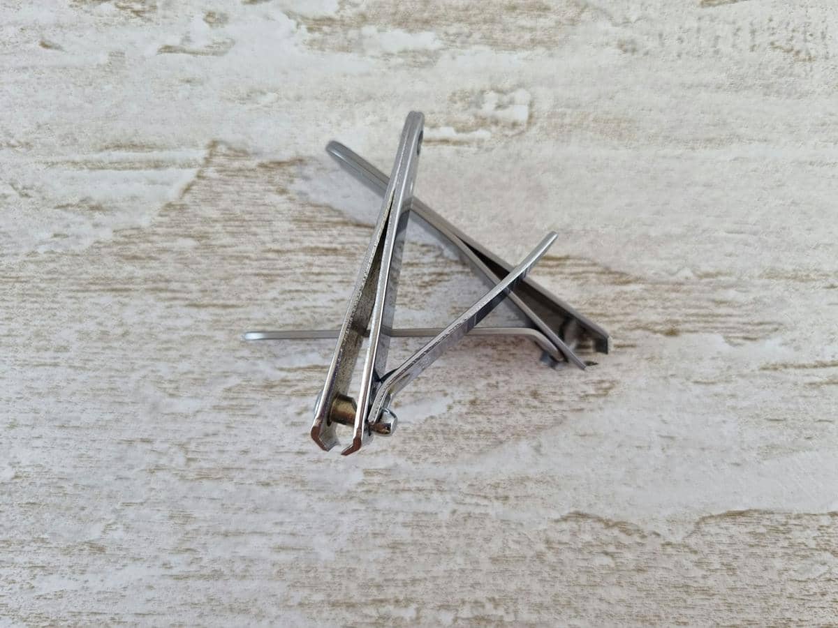 ilustrasi gunting kuku