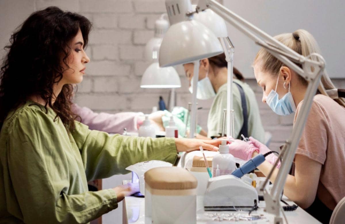 manikur di salon kuku