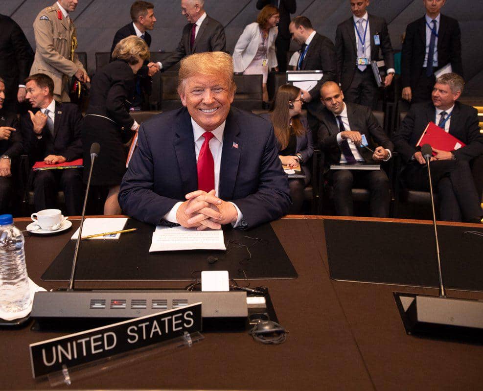 Presiden Amerika Serikat, Donald Trump, sedang menghadiri pertemuan penting.