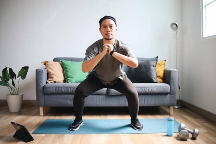 ilustrasi pria melakukan calisthenic di rumah