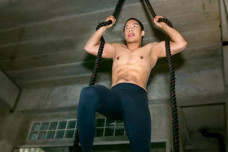 ilustrasi pria melakukan calisthenic di rumah
