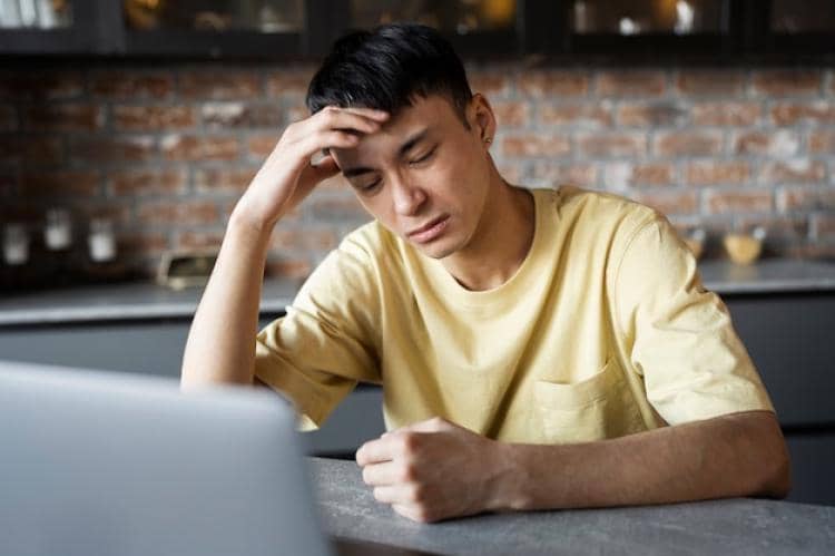 ilustrasi pria overthinking