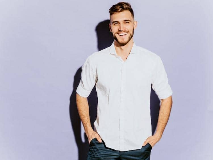 ilustrasi pria menggunakan kemeja putih