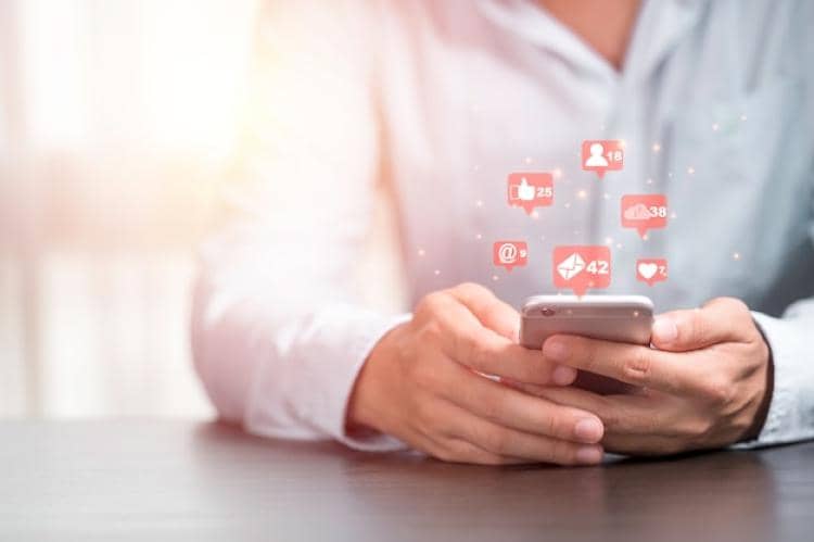 ilustrasi duduk memegang handphone