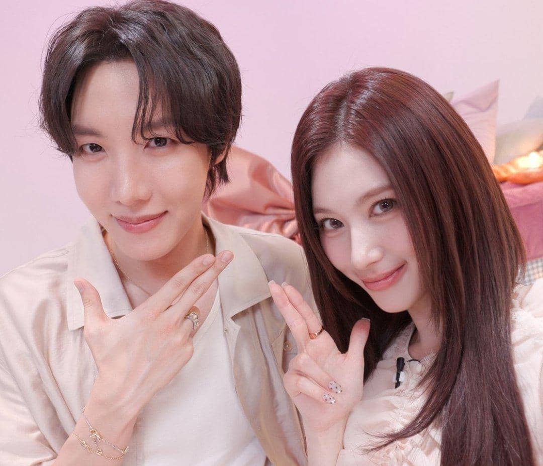 J-Hope BTS dan Sana TWICE dalam program Sana’s Fridge Interview 