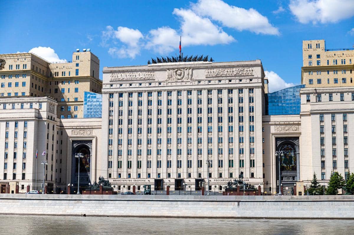 Bangunan gedung tinggi di pinggi sungai.