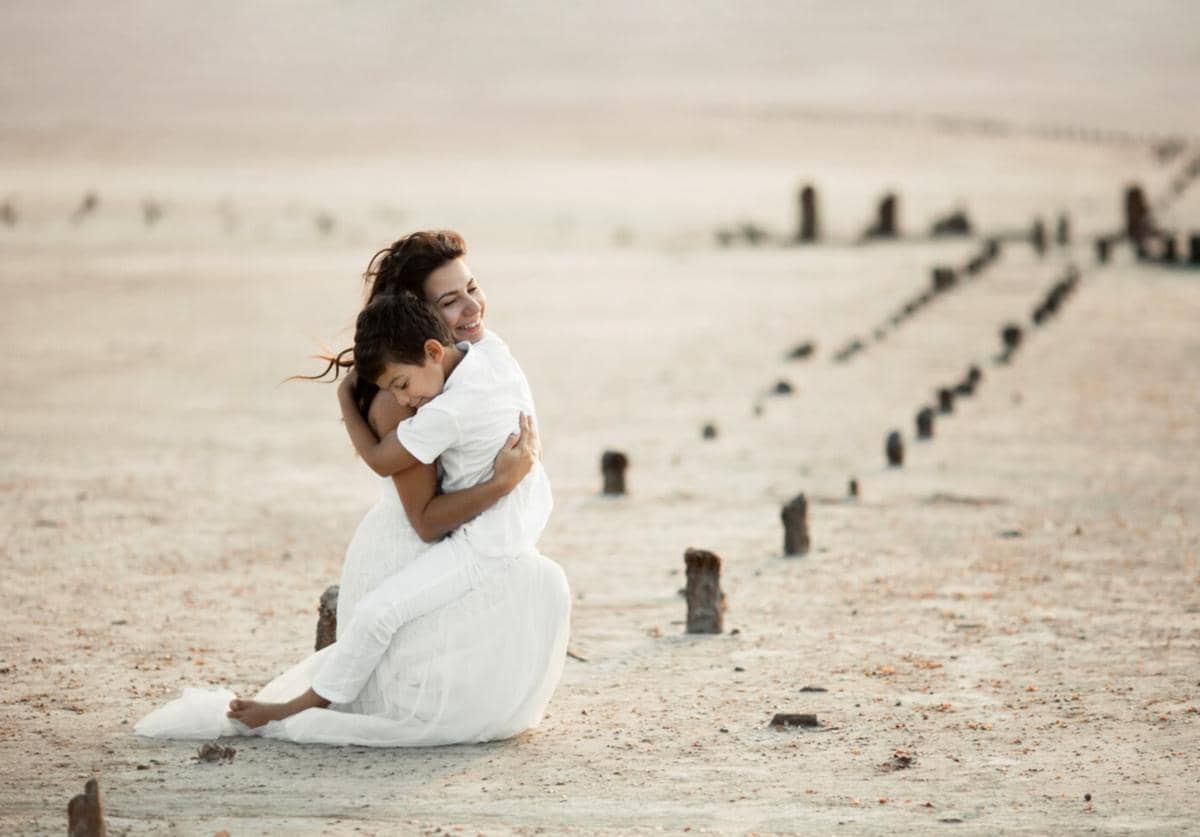 ilustrasi ibu dan anak di padang gurun