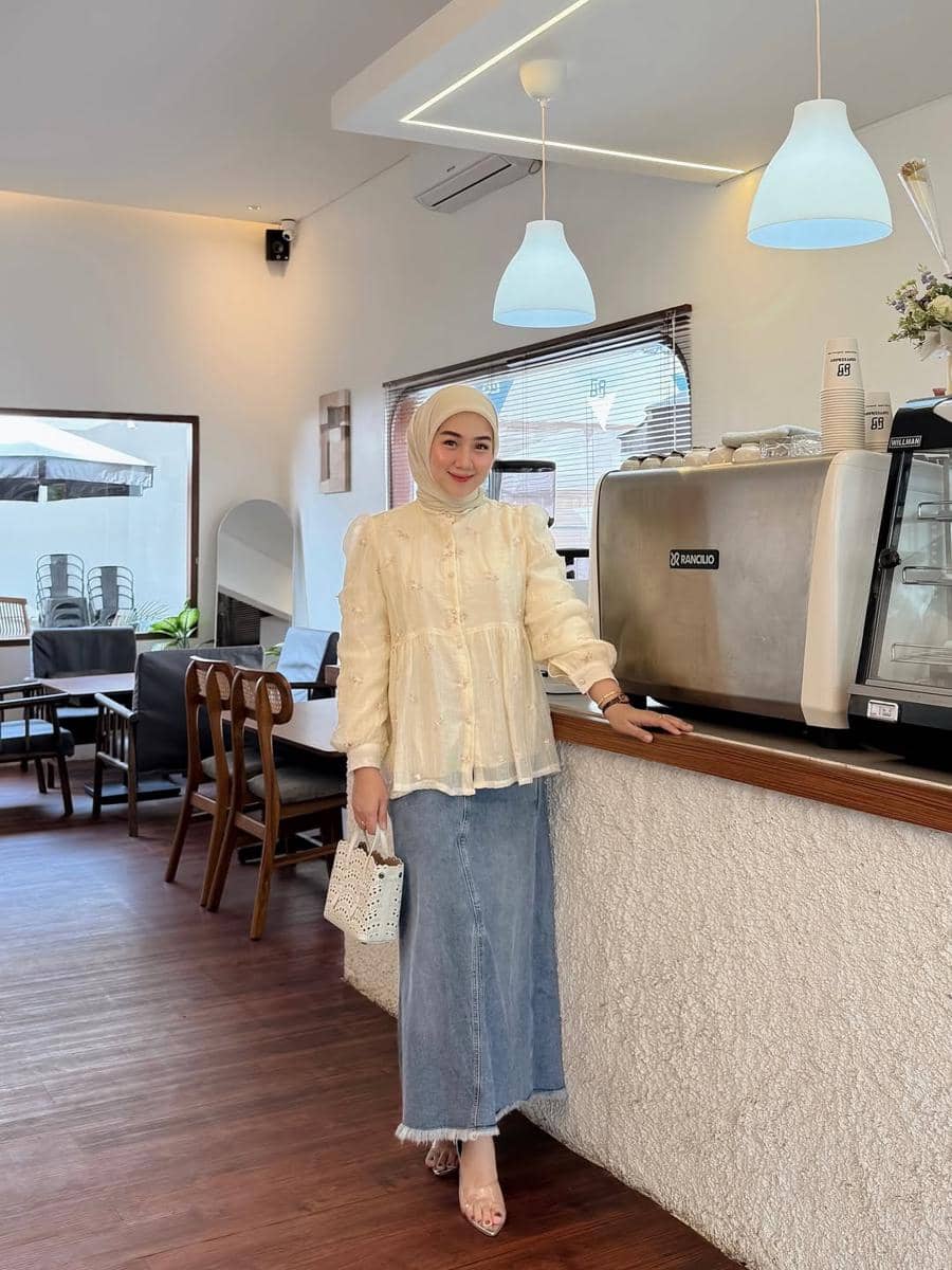 potret ide outfit hijab yang anggun ala Shanci Brenzy