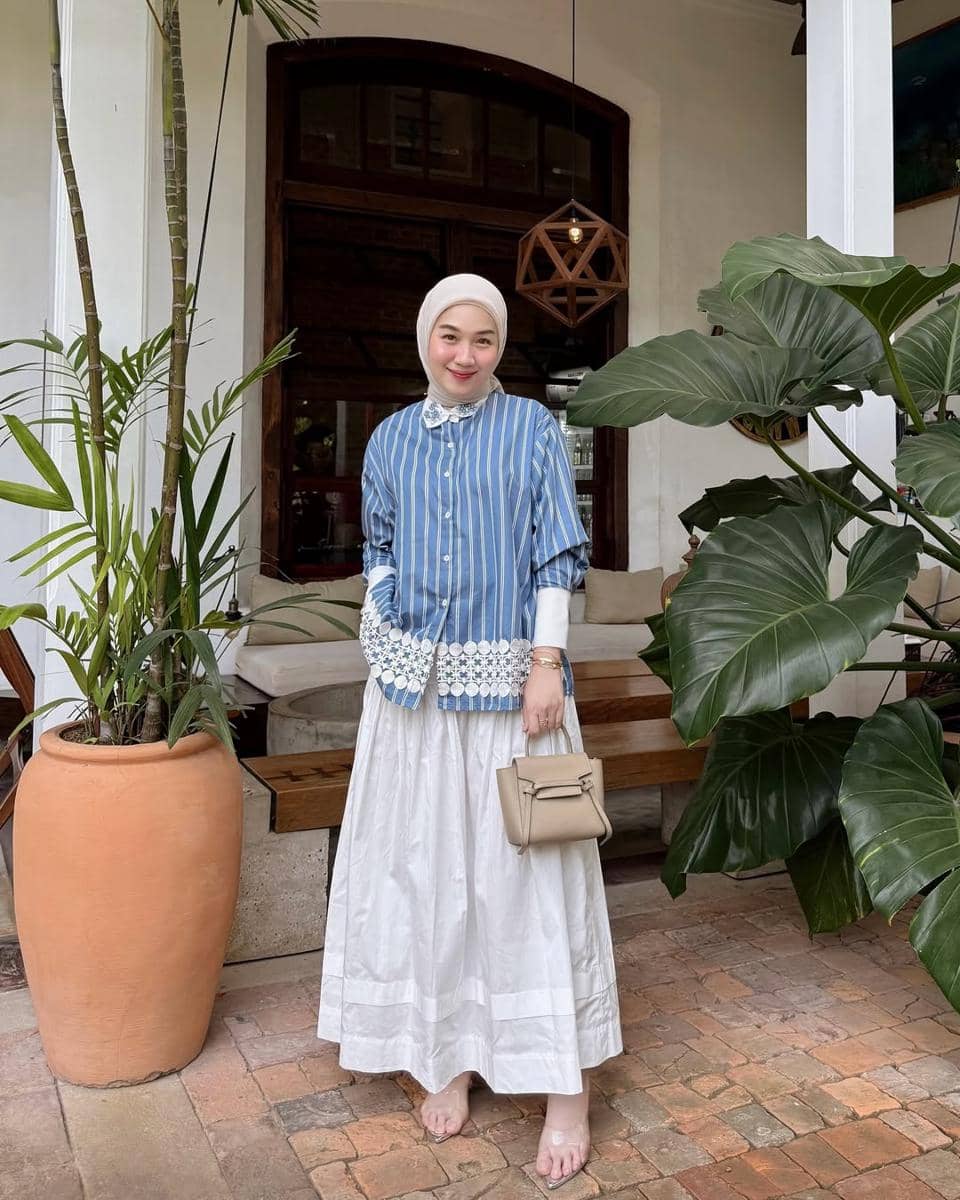 potret ide OOTD kasual feminin yang anggun ala Shanci Brenzy