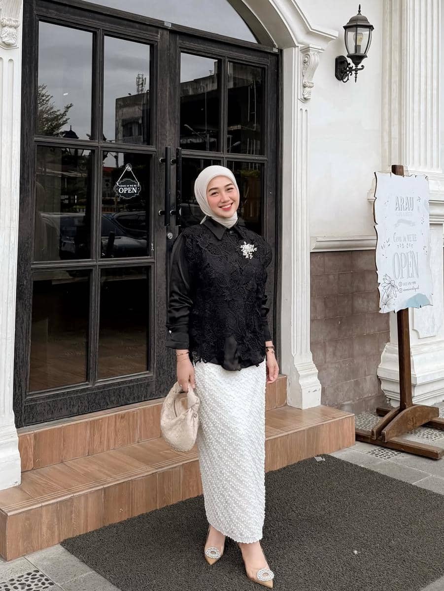 potret ide OOTD elegan nuansa hitam ala Shanci Brenzy