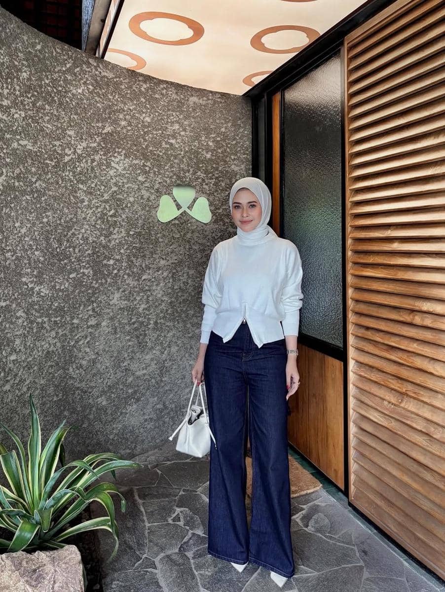 potret ide OOTD hijab bergaya kasual ala Reni Marlina