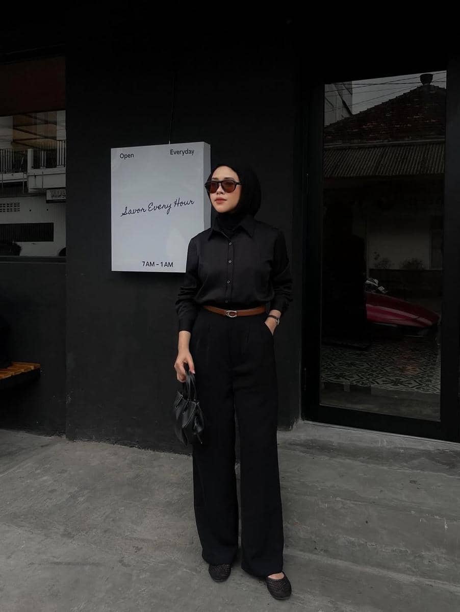 potret ide OOTD badass nuansa hitam ala Reni Marlina
