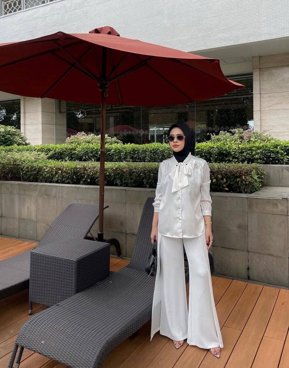 potret ide OOTD badass nuansa putih ala Reni Marlina