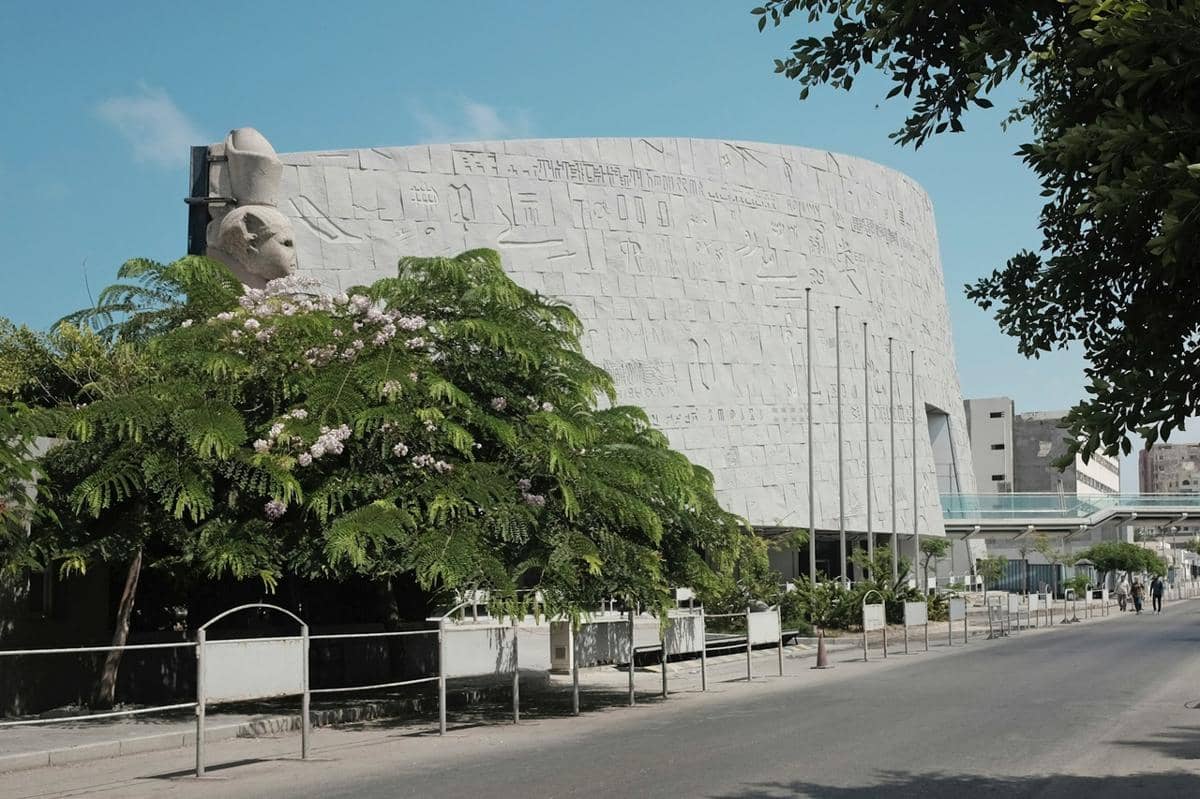 Bibliotheca Alexandrina, sebuah perpustakaan besar dan pusat kebudayaan di Alexandria, Mesir. Ini adalah rekonstruksi dari Perpustakaan Alexandria kuno.