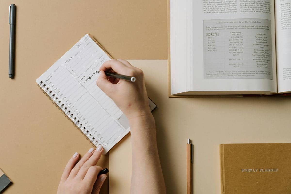 ilustrasi menulis jurnal