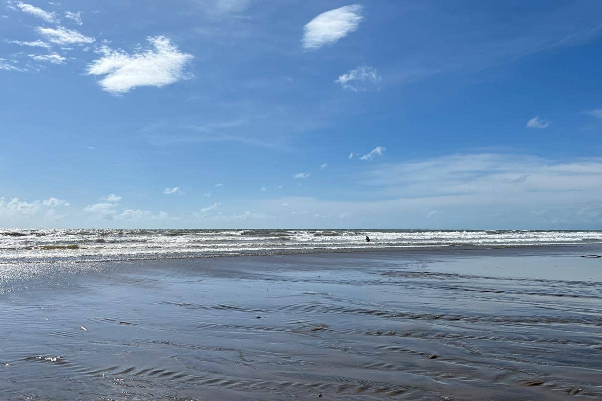 ombak yang tidak terlalu tinggi untuk berenang (dok.pribadi/Natalia Indah)