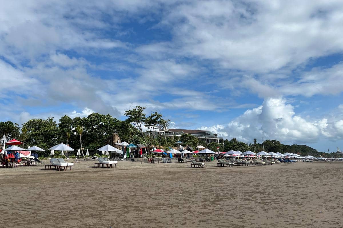persewaan kursi di tepi Pantai Sarinande (dok.pribadi/Natalia Indah)