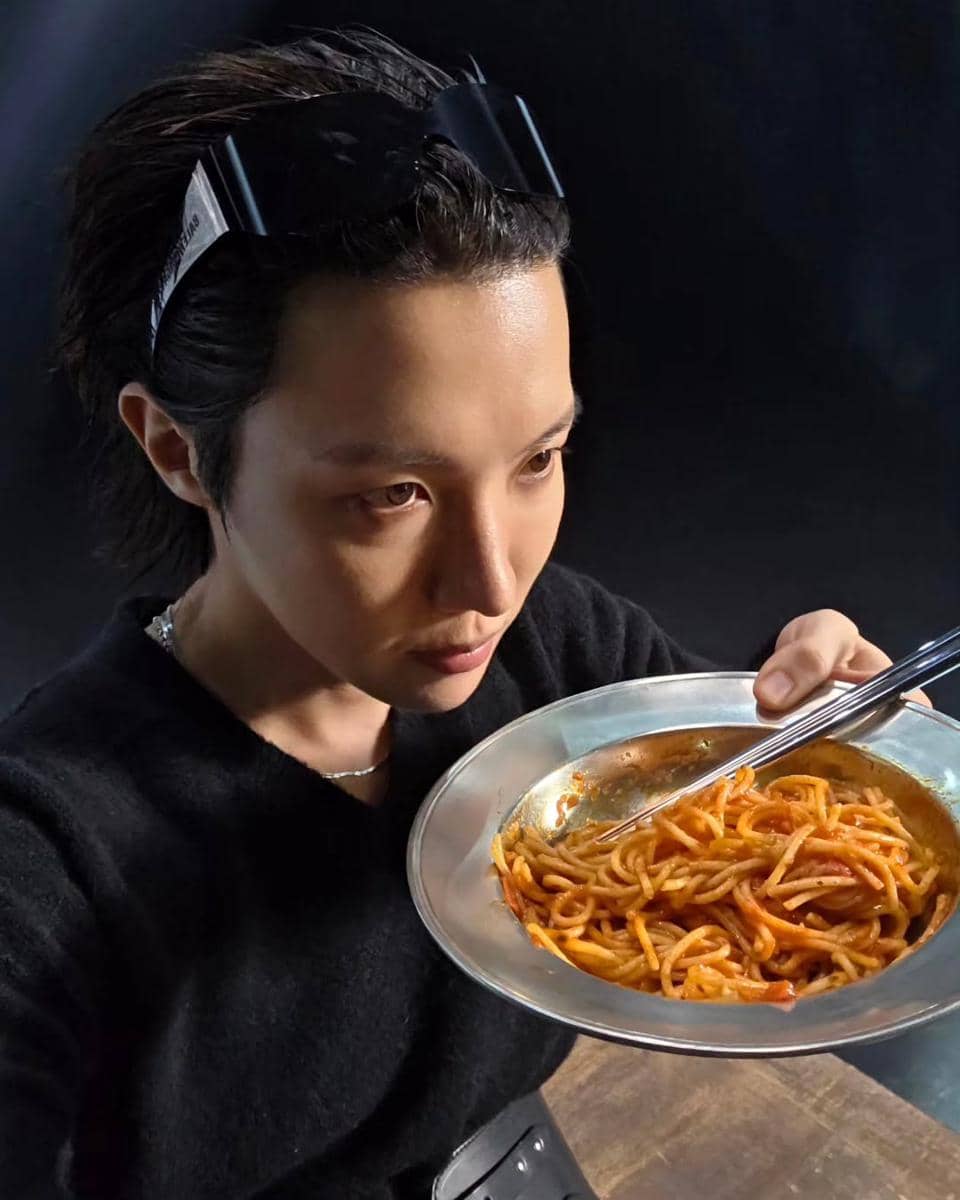 Potret J-Hope syuting musik video Spaghetti