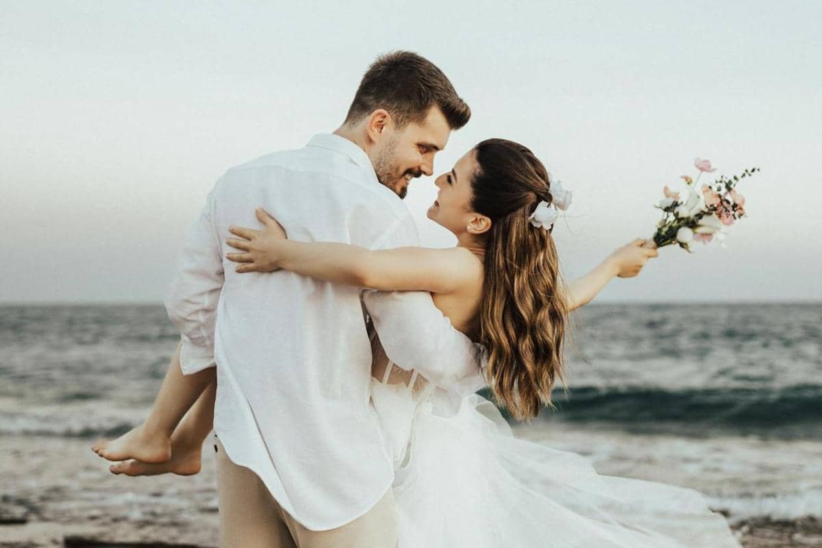 Sepasang kekasih sedang di pantai.