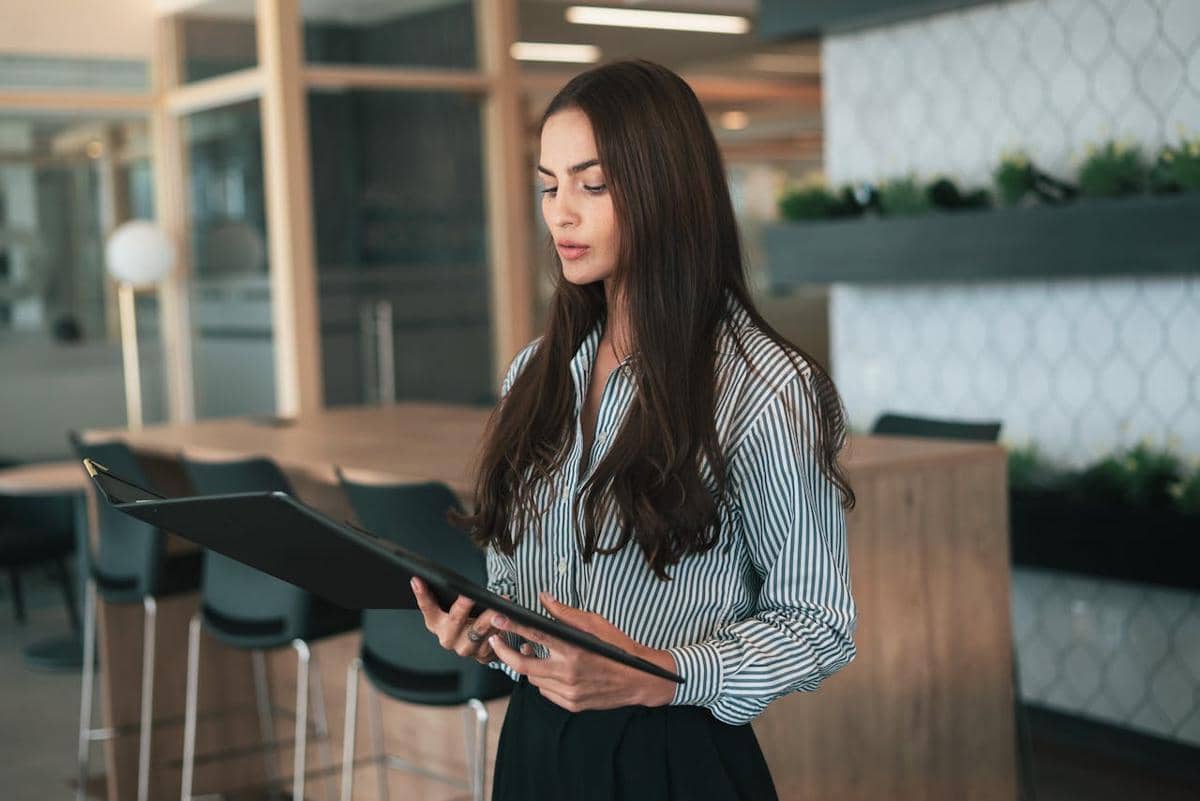 Ilustrasi seseorang tidak percaya diri saat presentasi. 