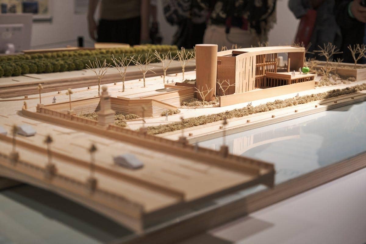 ilustrasi perbedaan maket dan miniatur