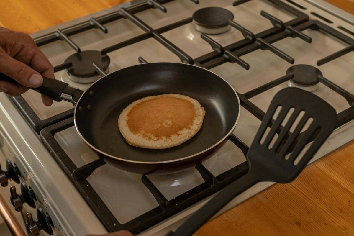 ilustrasi memasak adonan 