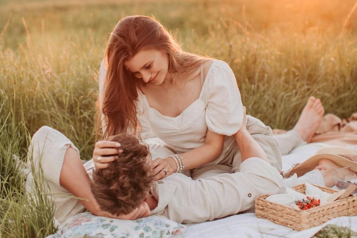 Sepasang kekasih sedang bermesraan.