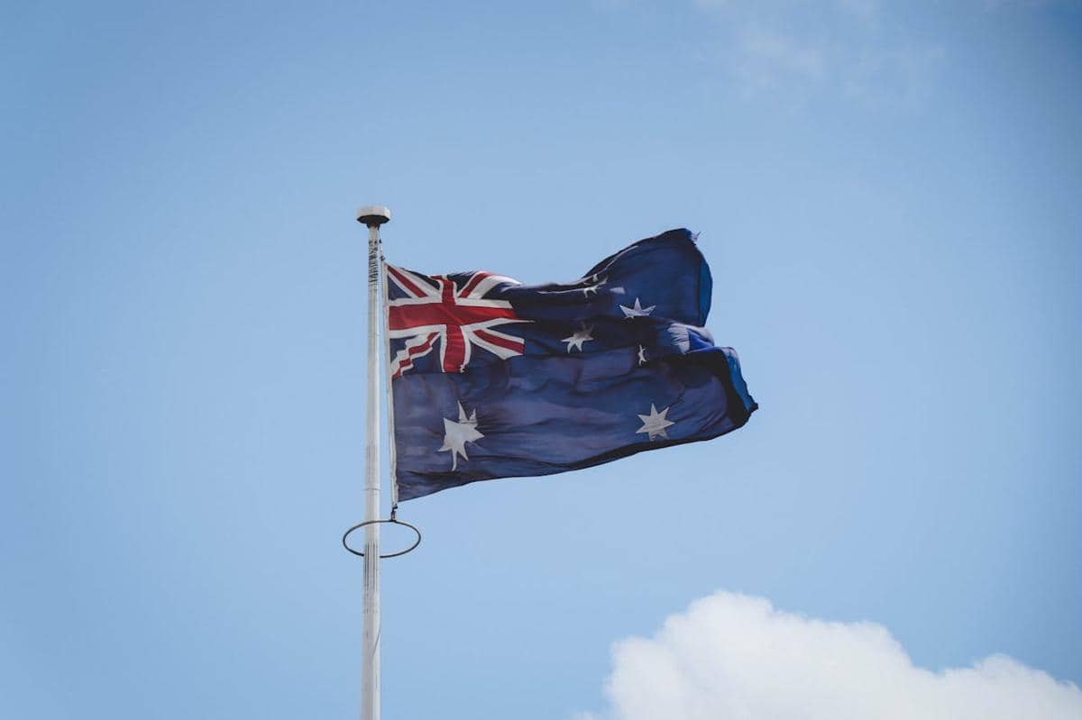 Bendera Australia sedang berkibar.