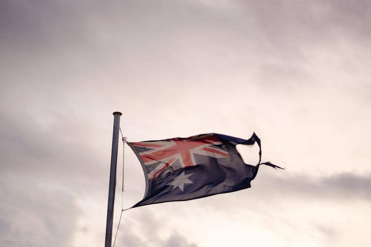 Bendera Australia sedang berkibar.
