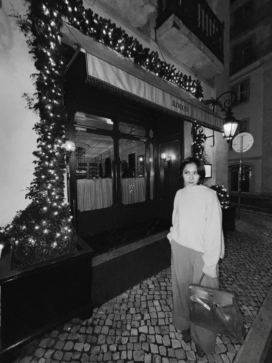 Bunga Citra Lestari dan suami jalan-jalan di Lisbon, Portugal.