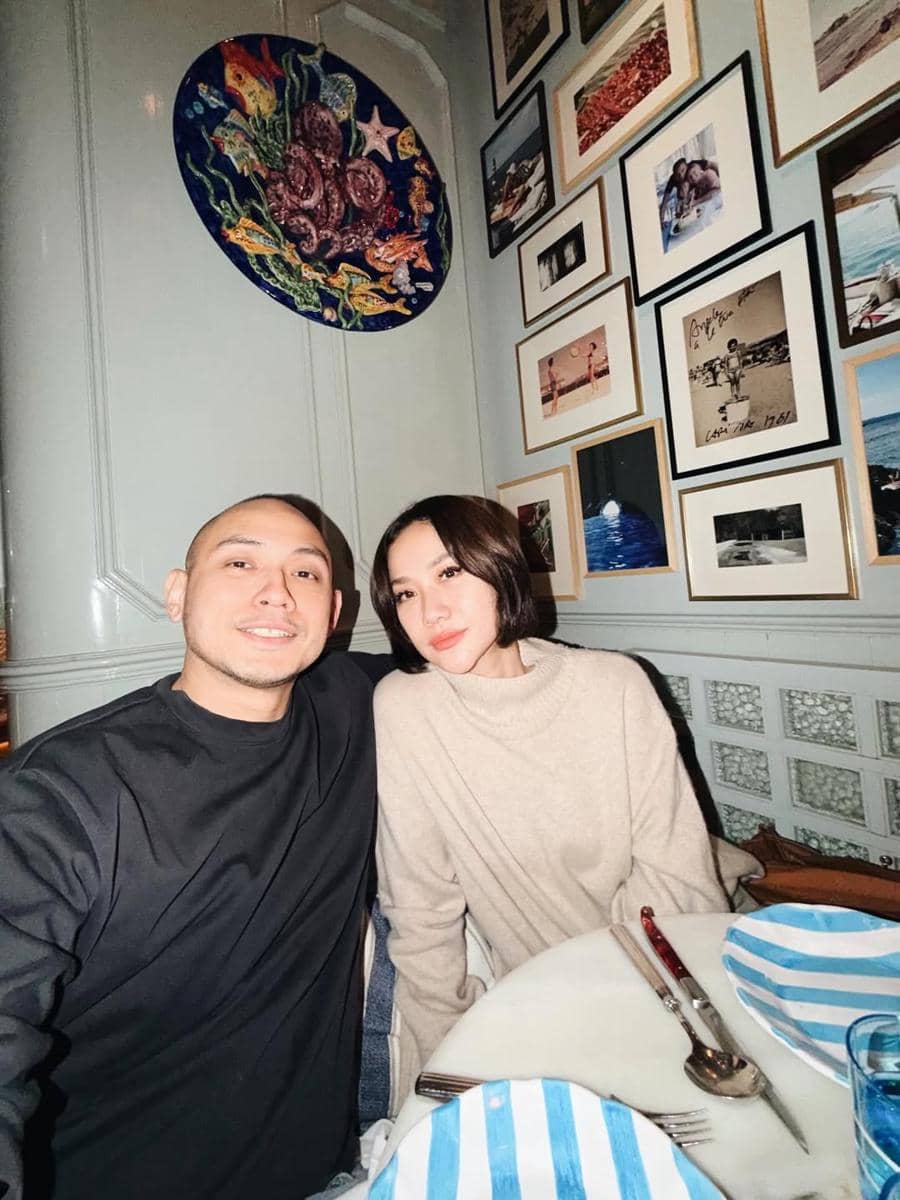 Bunga Citra Lestari dan suami jalan-jalan di Lisbon, Portugal.