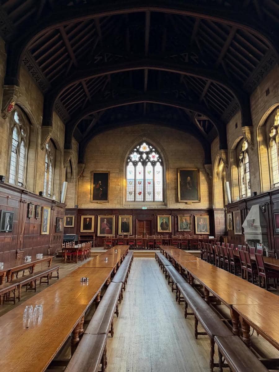 Keanu Agl jalan-jalan di sekitar Universitas Oxford.