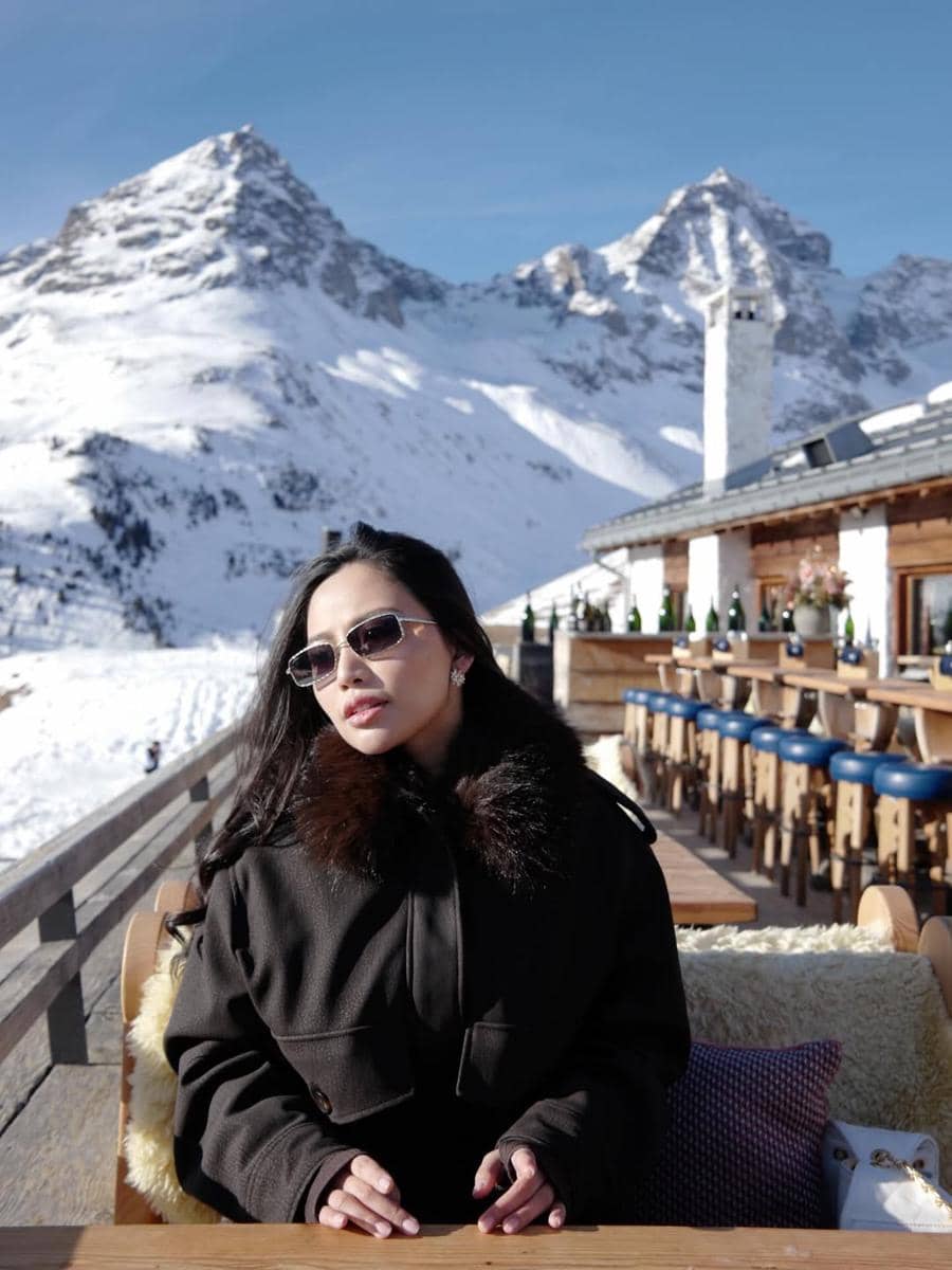 Rachel Vennya naik helikopter di Switzerland