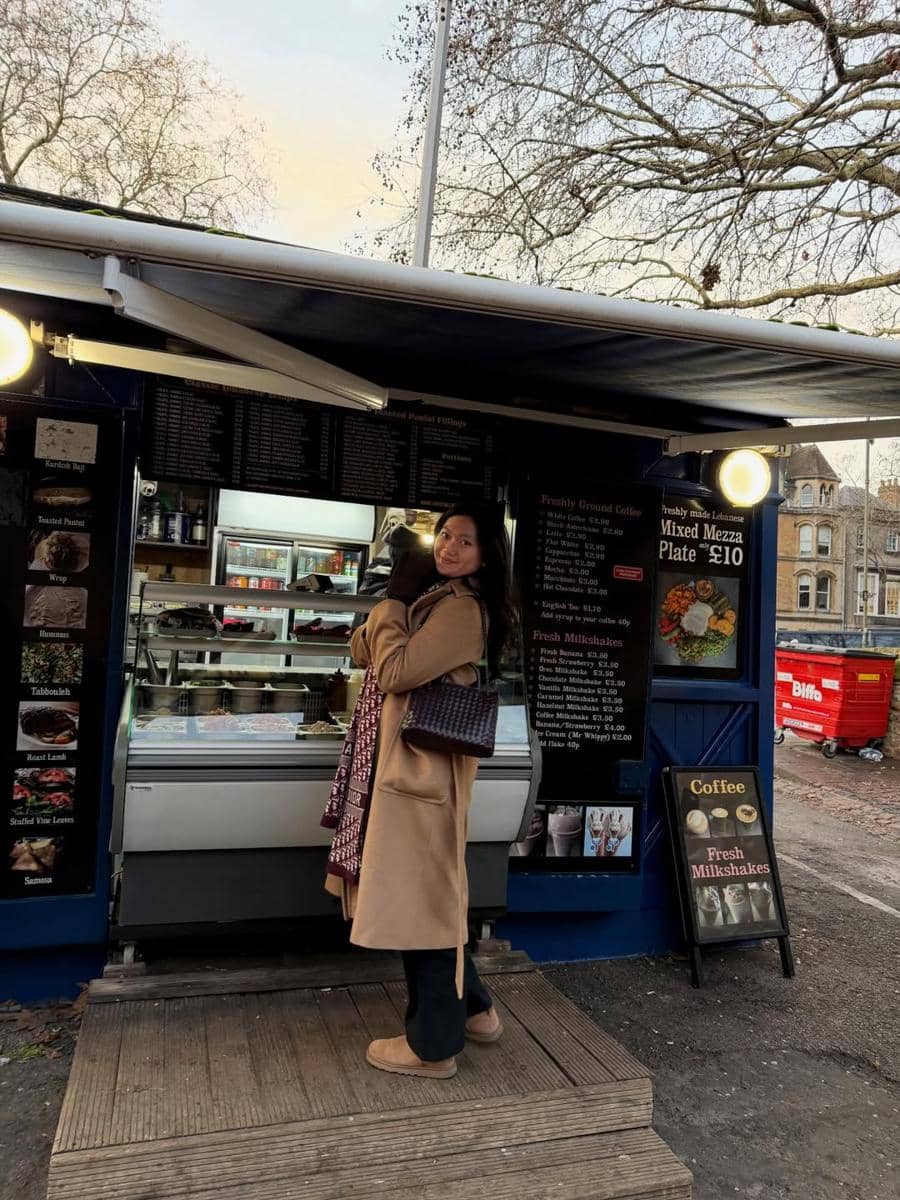 Keanu Agl jalan-jalan di sekitar Universitas Oxford.