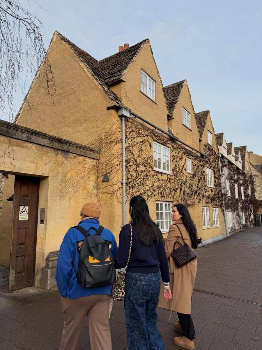 Keanu Agl jalan-jalan di sekitar Universitas Oxford.