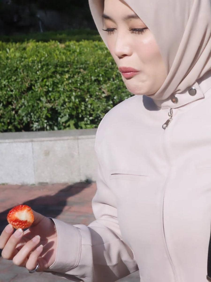 Putri Delina jalan-jalan di Guangzhou.