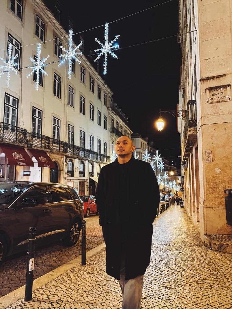 Bunga Citra Lestari dan suami jalan-jalan di Lisbon, Portugal.