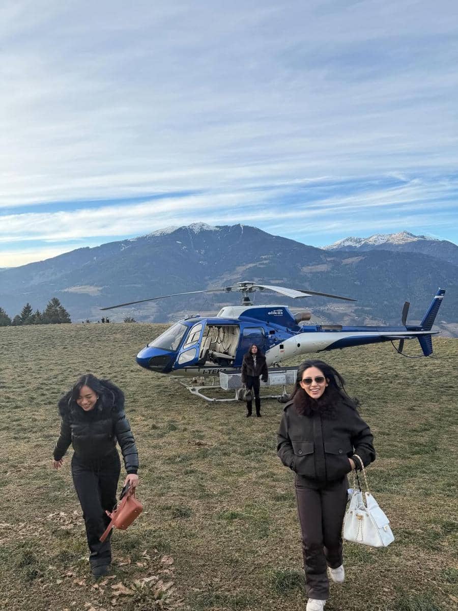 Rachel Vennya naik helikopter di Switzerland